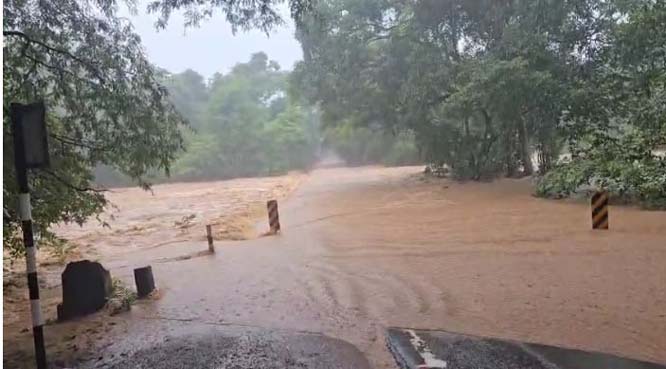भारी बारिश के कारण जनजीवन अस्त-व्यस्त भारी बारिश के कारण जनजीवन अस्त-व्यस्त