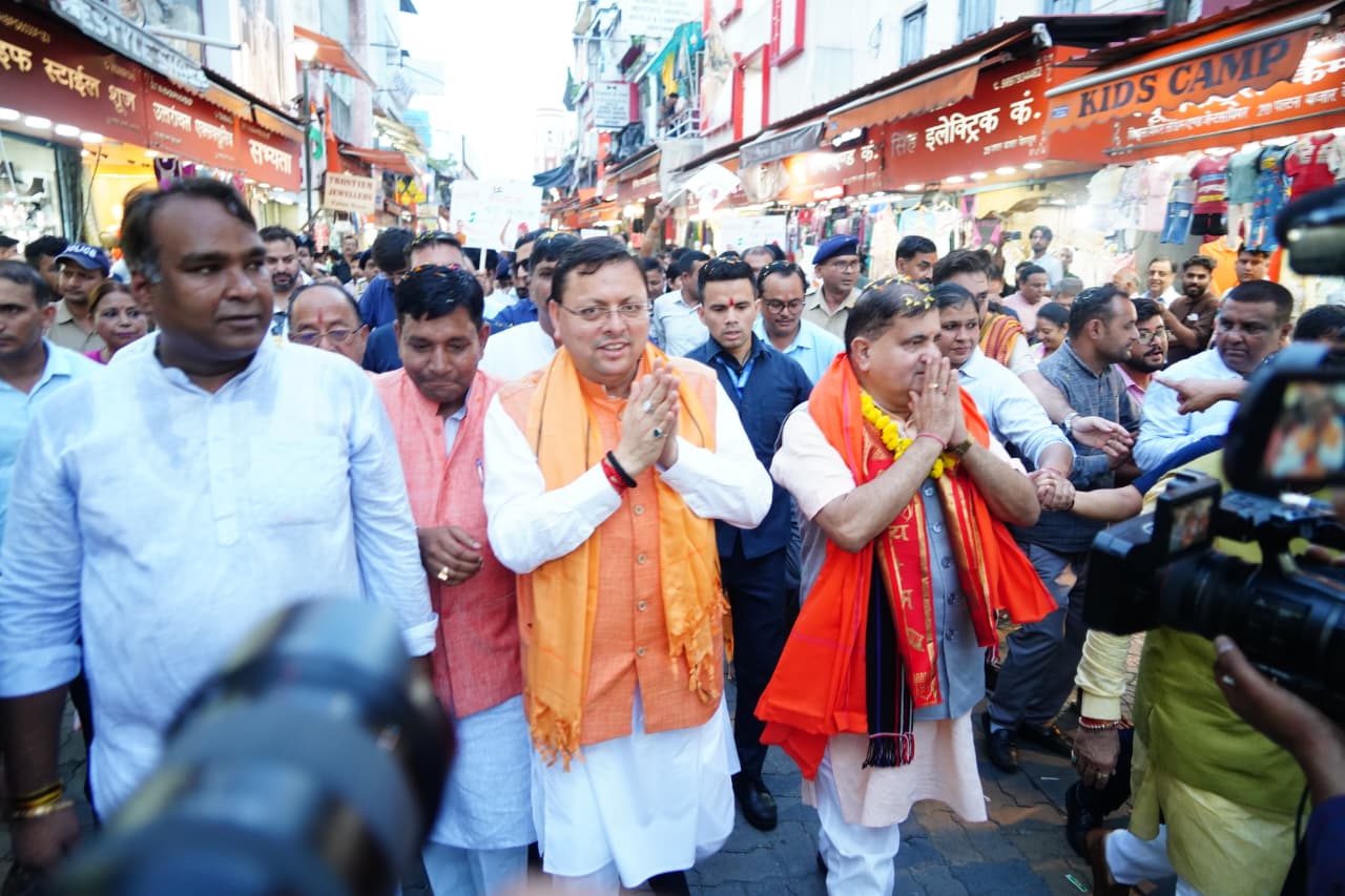 मुख्यमंत्री धामी पलटन बाजार में स्वदेशी अभियान के तहत पलटन बाजार में। मुख्यमंत्री धामी पलटन बाजार में स्वदेशी अभियान के तहत पलटन बाजार में।