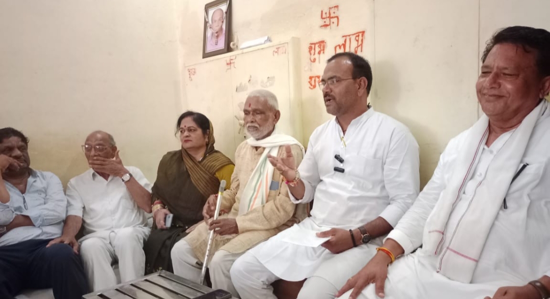 सिंधिया के कमेंट पर: अर्धरात्रि में बुजुर्ग नेता की घर की तलाशी, पुलिस पर परिजनों को धमकाने और अभद्रता का आरोप सिंधिया के कमेंट पर: अर्धरात्रि में बुजुर्ग नेता की घर की तलाशी, पुलिस पर परिजनों को धमकाने और अभद्रता का आरोप