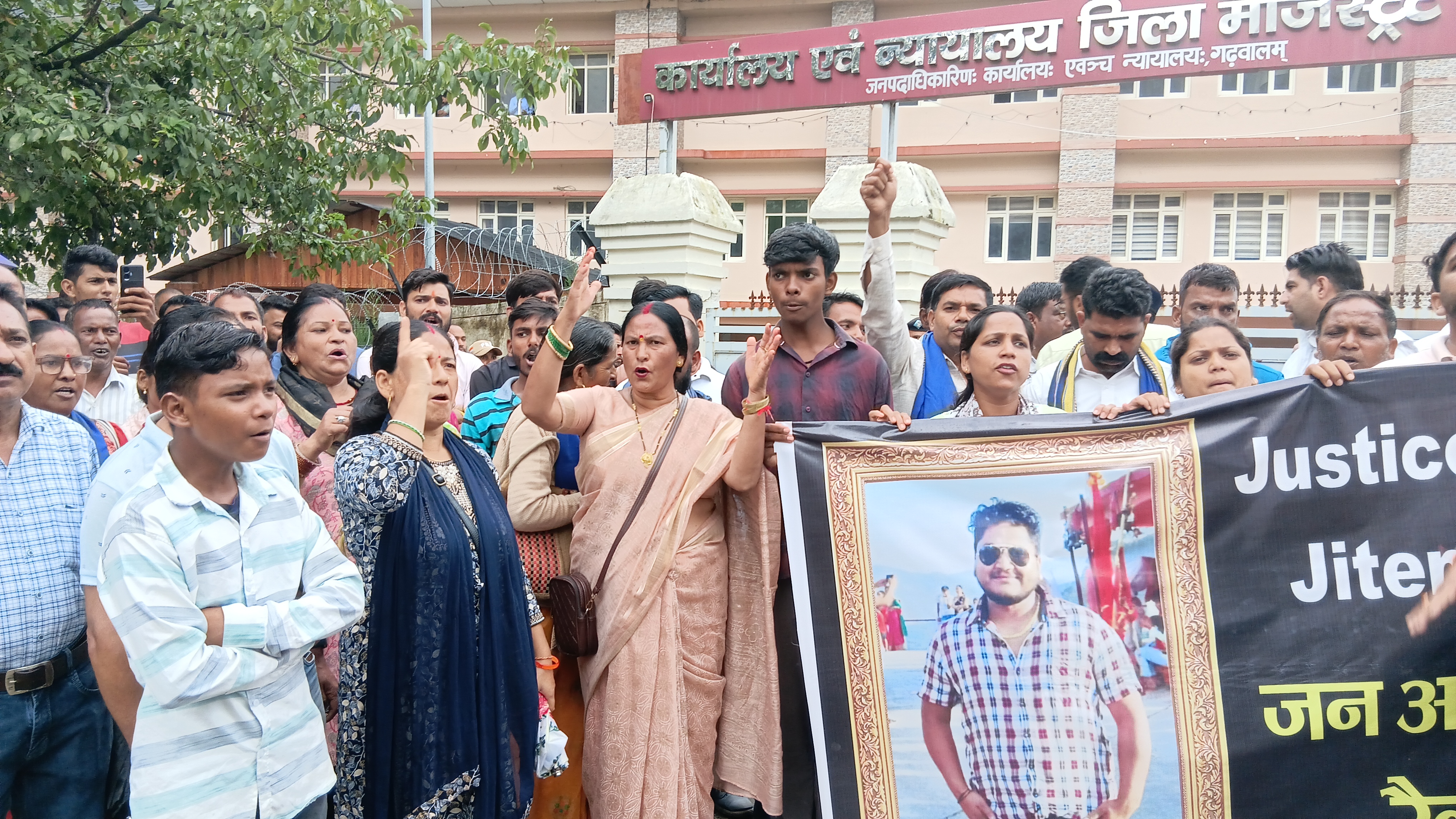 विभिन्न संगठनों के लोगों ने निकाली आक्रोश रैली विभिन्न संगठनों के लोगों ने निकाली आक्रोश रैली
