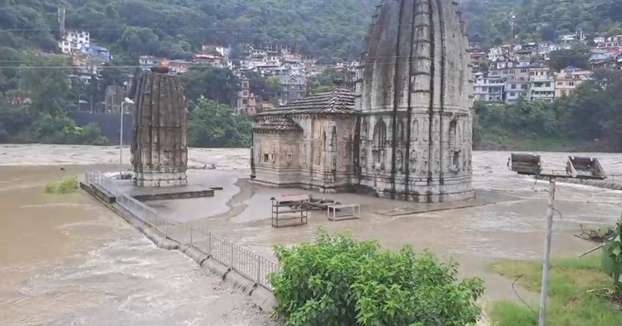 मंडी में मंदिर में बाढ़ मंडी में मंदिर में बाढ़