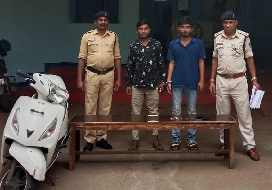पुलिस गिरफ्त में आरोपित।
