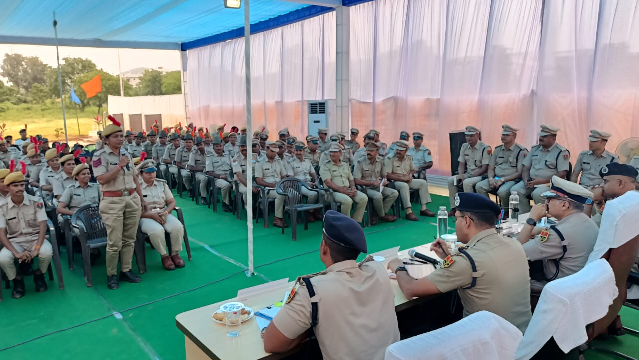 डूंगरपुर पुलिस लाइन में संपर्क सभा डूंगरपुर पुलिस लाइन में संपर्क सभा