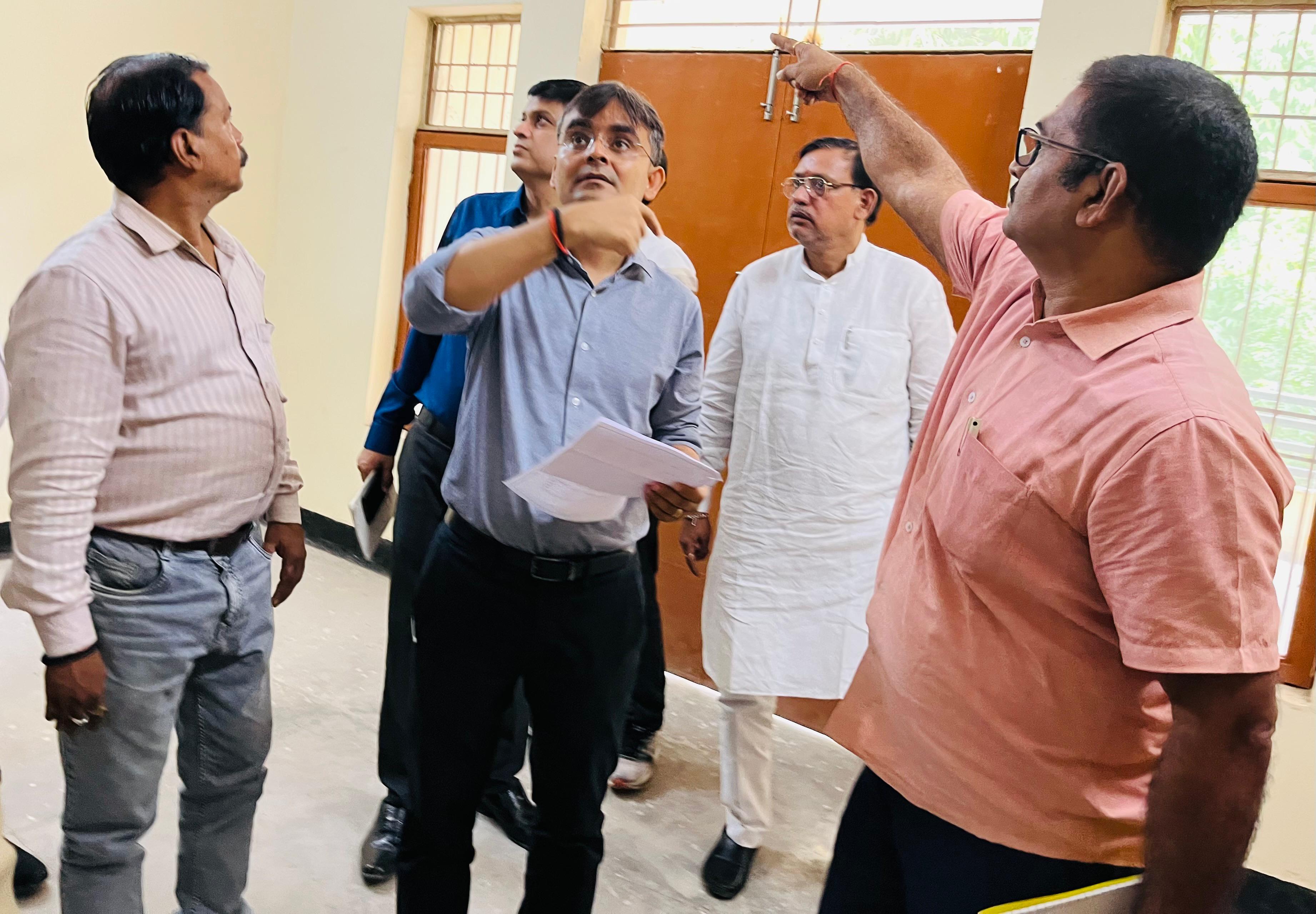 जिलाधिकारी वेयरहाउस में जिलाधिकारी वेयरहाउस में