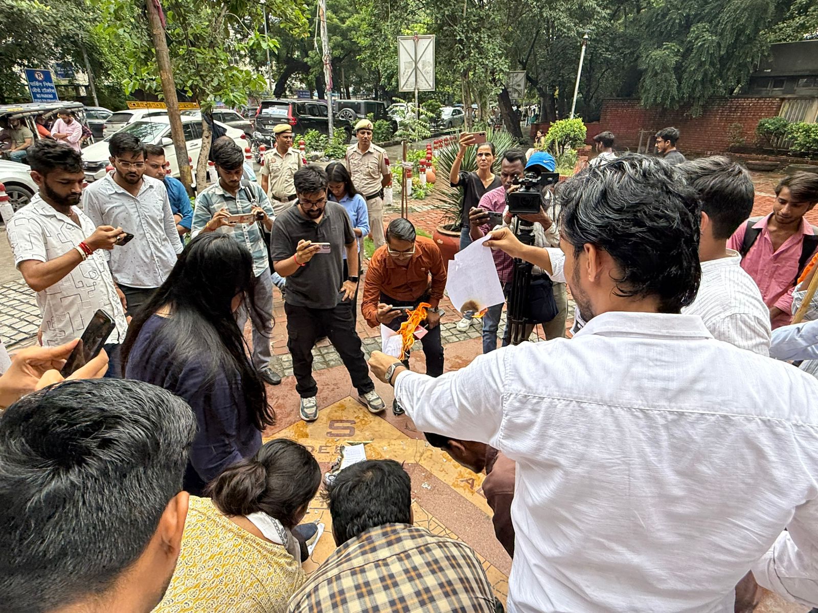 प्रदर्शन के दौरान अभाविप कार्यकर्ताओं ने एक लाख बांड वाली अधिसूचना को जलाकर विरोध जताया। प्रदर्शन के दौरान अभाविप कार्यकर्ताओं ने एक लाख बांड वाली अधिसूचना को जलाकर विरोध जताया।