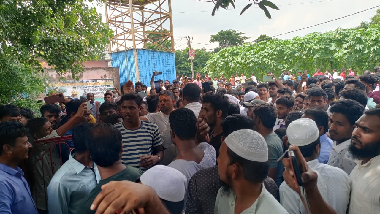 अररिया फोटो:थाना के बाहर जमा भीड़ अररिया फोटो:थाना के बाहर जमा भीड़