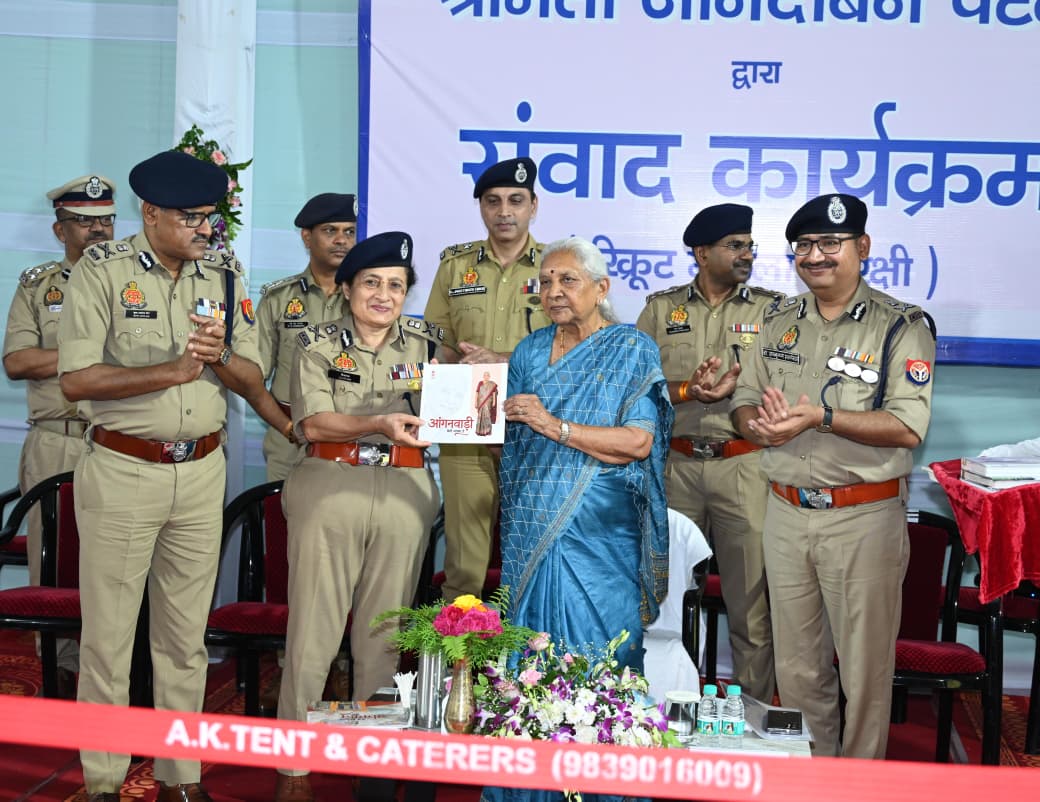 राज्यपाल आनंदी बेन पटेल ने किया गोरखपुर के 26वीं पीएसी बटालियन (पुलिस प्रशिक्षण केंद्र) का भ्रमण* राज्यपाल आनंदी बेन पटेल ने किया गोरखपुर के 26वीं पीएसी बटालियन (पुलिस प्रशिक्षण केंद्र) का भ्रमण*