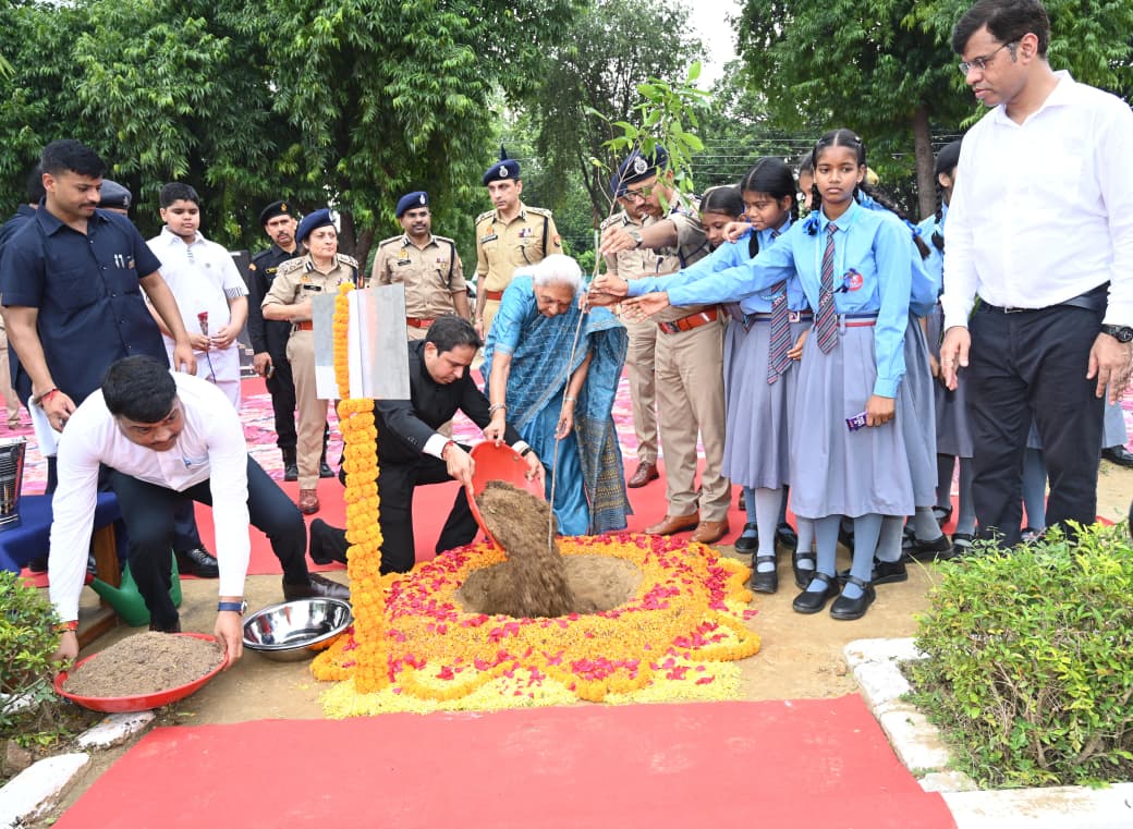 राज्यपाल/कुलाधिपति आनंदी बेन पटेल ने मदन मोहन मालवीय प्रौद्योगिकी विश्व विद्यालय के दशम दीक्षांत समारोह में किया विभिन्न शोधार्थियों को उपाधि एवं छात्र छात्राओं को स्वर्ण पदक प्रदान* राज्यपाल/कुलाधिपति आनंदी बेन पटेल ने मदन मोहन मालवीय प्रौद्योगिकी विश्व विद्यालय के दशम दीक्षांत समारोह में किया विभिन्न शोधार्थियों को उपाधि एवं छात्र छात्राओं को स्वर्ण पदक प्रदान*
