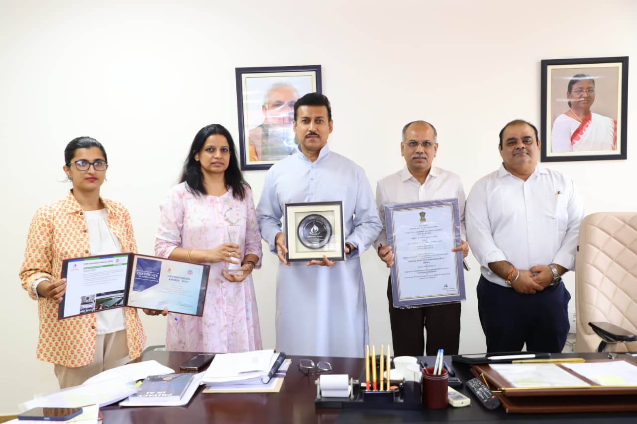 आईटी टीम के साथ मंत्री कर्नल राज्यवर्धन राठौड़ आईटी टीम के साथ मंत्री कर्नल राज्यवर्धन राठौड़