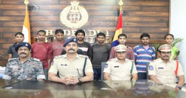 बीजापुर जिले के 8 नक्सलियाें ने किया आत्मसमर्पण बीजापुर जिले के 8 नक्सलियाें ने किया आत्मसमर्पण