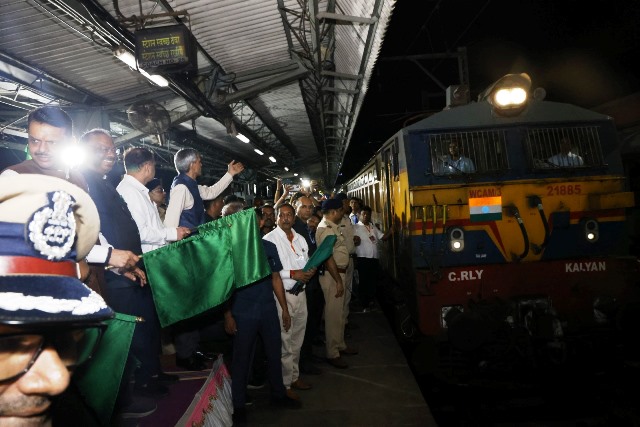 महाराष्ट्र के मुख्यमंत्री देवेंद्र फडणवीस ने मुंबई के सीएसएमटी स्टेशन से पहली गणपति स्पेशल ट्रेन को हरी झंडी दिखाई महाराष्ट्र के मुख्यमंत्री देवेंद्र फडणवीस ने मुंबई के सीएसएमटी स्टेशन से पहली गणपति स्पेशल ट्रेन को हरी झंडी दिखाई