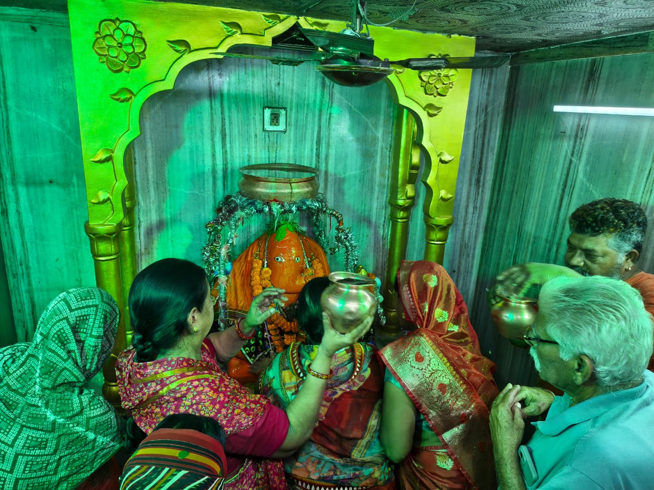 मठ मंदिर चौक स्थित गणेश मंदिर में अखंड जिलाभिषेक करते हुए श्रद्धालु।