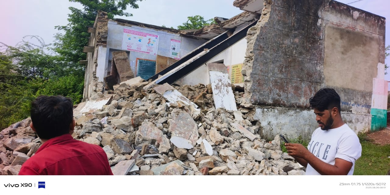 भीलवाड़ा के रायला की जनता कॉलोनी विद्यालय का कक्ष ढहा, बड़ा हादसा टला भीलवाड़ा के रायला की जनता कॉलोनी विद्यालय का कक्ष ढहा, बड़ा हादसा टला