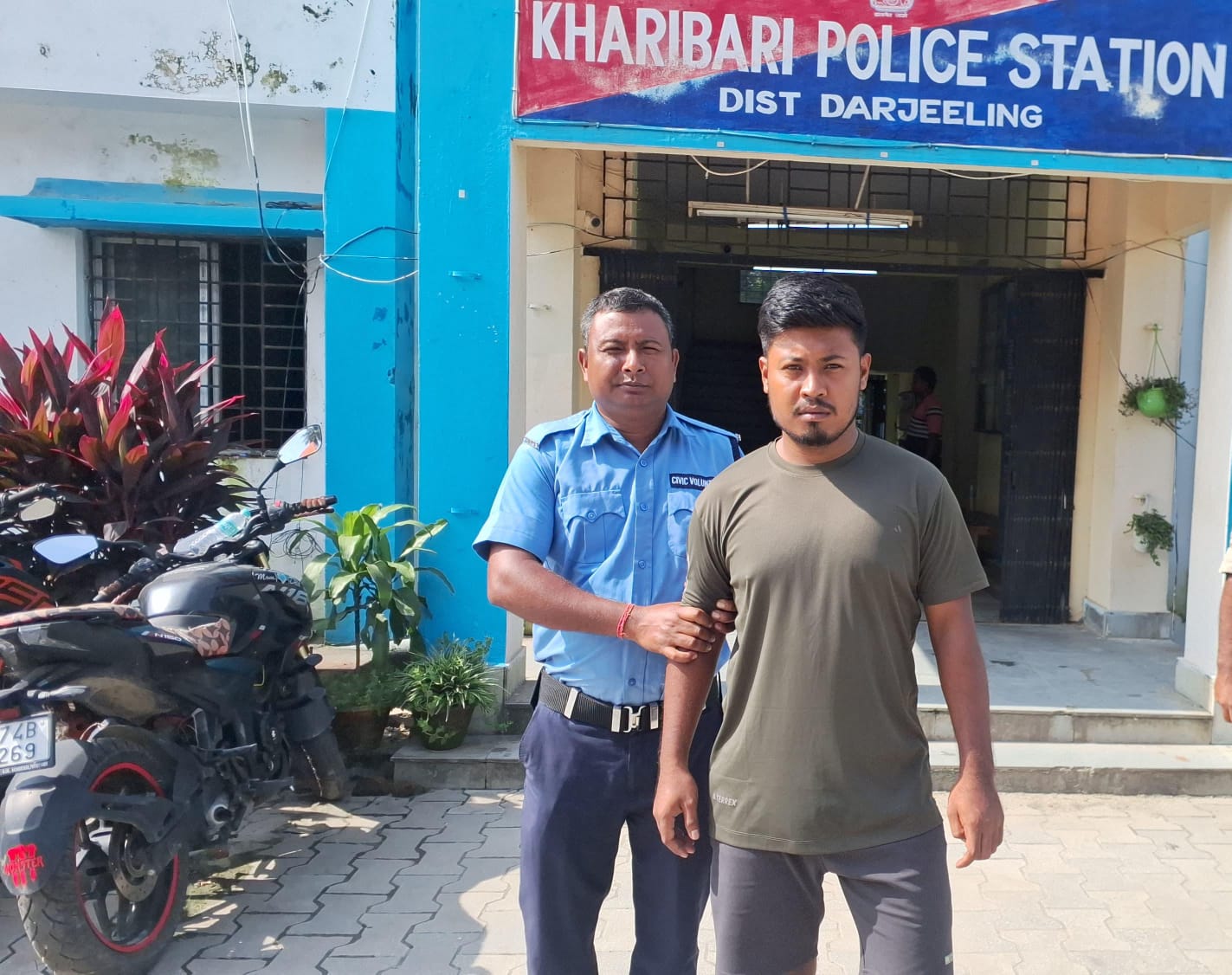 पकड़े गए बांग्लादेशी युवक को ले जाती पुलिस पकड़े गए बांग्लादेशी युवक को ले जाती पुलिस