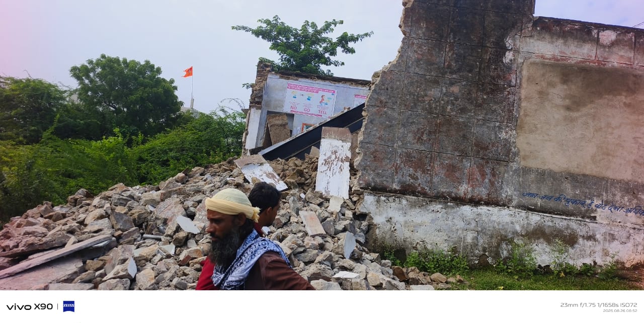 भीलवाड़ा के रायला की जनता कॉलोनी विद्यालय का कक्ष ढहा, बड़ा हादसा टला भीलवाड़ा के रायला की जनता कॉलोनी विद्यालय का कक्ष ढहा, बड़ा हादसा टला