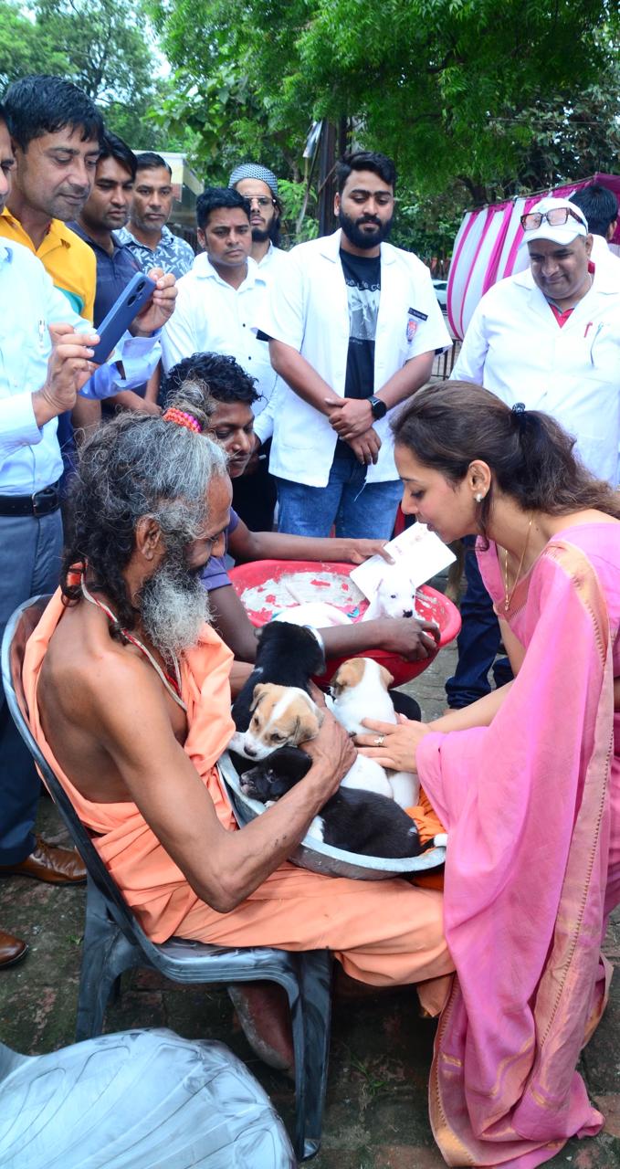 टीकाकरण अभियान में शामिल जिलाधिकारी टीकाकरण अभियान में शामिल जिलाधिकारी