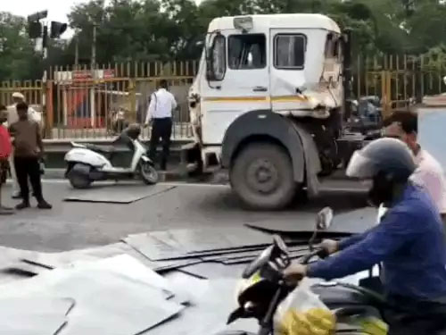 हाईवे पर ट्राले से गिरी लोहे की प्लेटें। हाईवे पर ट्राले से गिरी लोहे की प्लेटें।