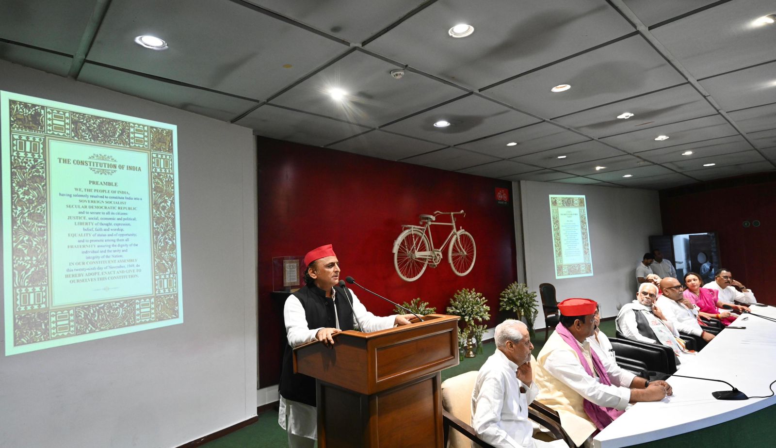 मंच से बोलते हुए सपा अध्यक्ष अखिलेश यादव एवं अन्य। मंच से बोलते हुए सपा अध्यक्ष अखिलेश यादव एवं अन्य।