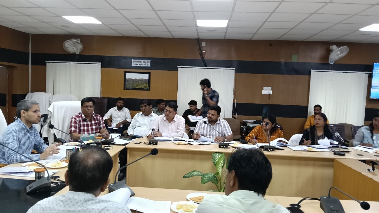 राजस्व कार्यों की समीक्षा बैठक लेते जिलाधिकारी रविन्द्र सिंह राजस्व कार्यों की समीक्षा बैठक लेते जिलाधिकारी रविन्द्र सिंह
