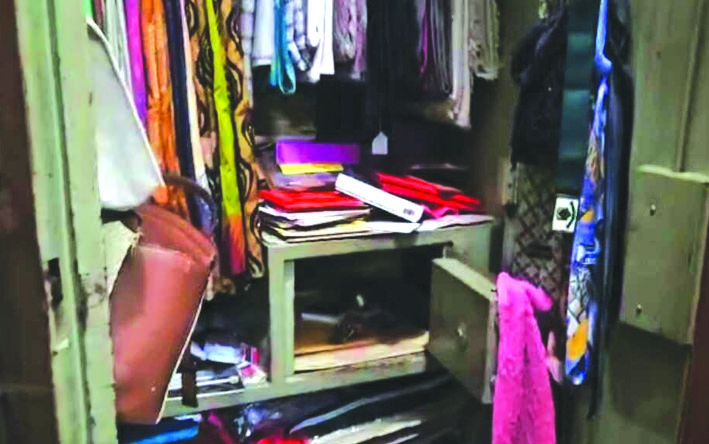 घर में बिखरा सामान घर में बिखरा सामान