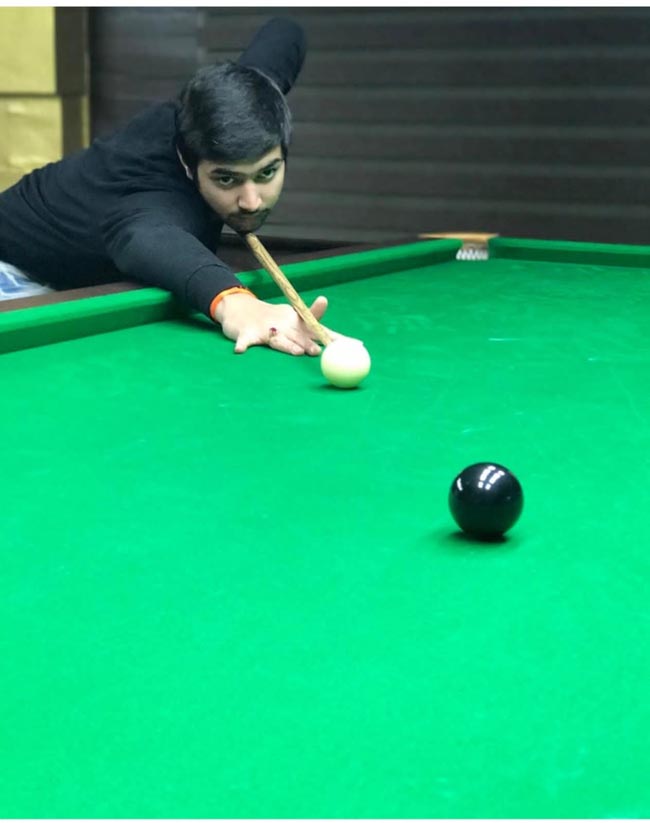 शॉट लगाते अभिषेक केसरवानी