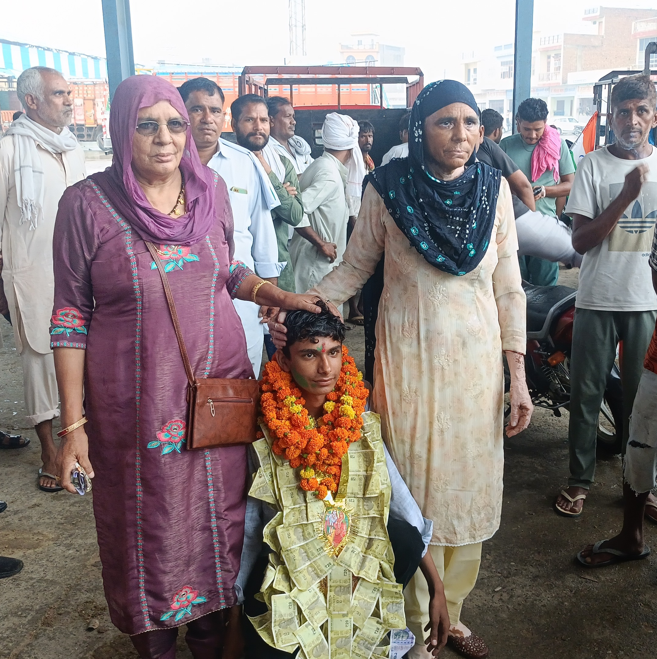 तीरंदाजी में गोल्ड, सिल्वर मेडल विजेता नचार खेड़ा का हर्षिल को आशीर्वाद देती महिलाएं। तीरंदाजी में गोल्ड, सिल्वर मेडल विजेता नचार खेड़ा का हर्षिल को आशीर्वाद देती महिलाएं।