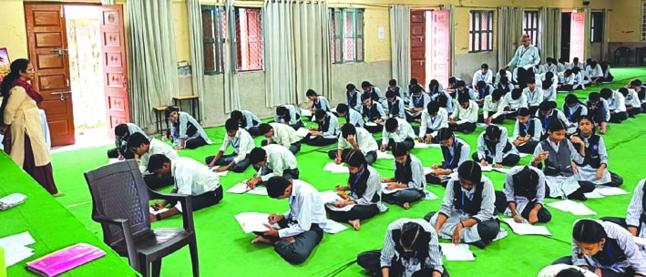 प्रतियागिता देते बच्चे प्रतियागिता देते बच्चे