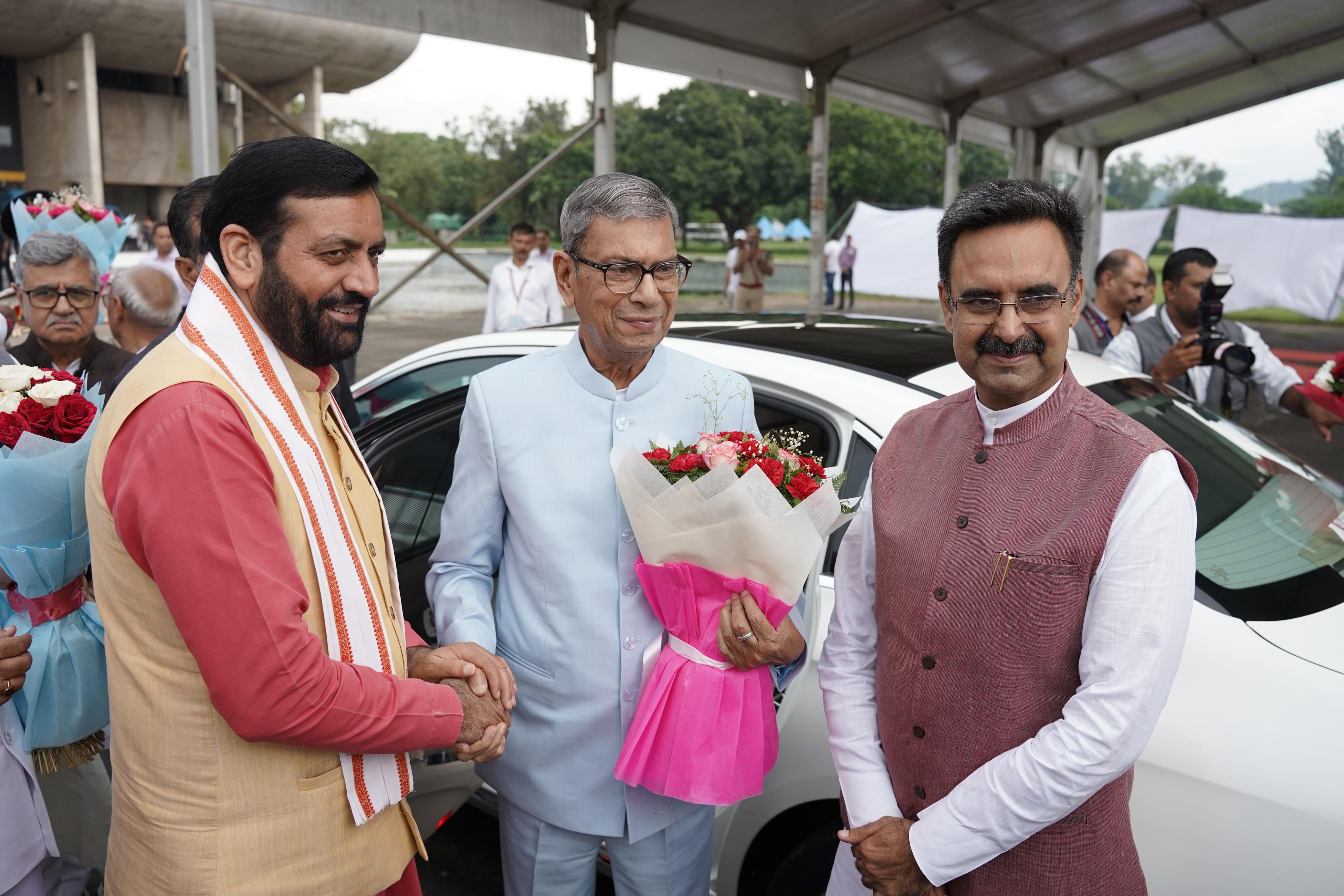 हरियाणा के राज्यपाल अशीम घोष का स्वागत करते मुख्यमंत्री तथा विधानसभा स्पीकर हरियाणा के राज्यपाल अशीम घोष का स्वागत करते मुख्यमंत्री तथा विधानसभा स्पीकर