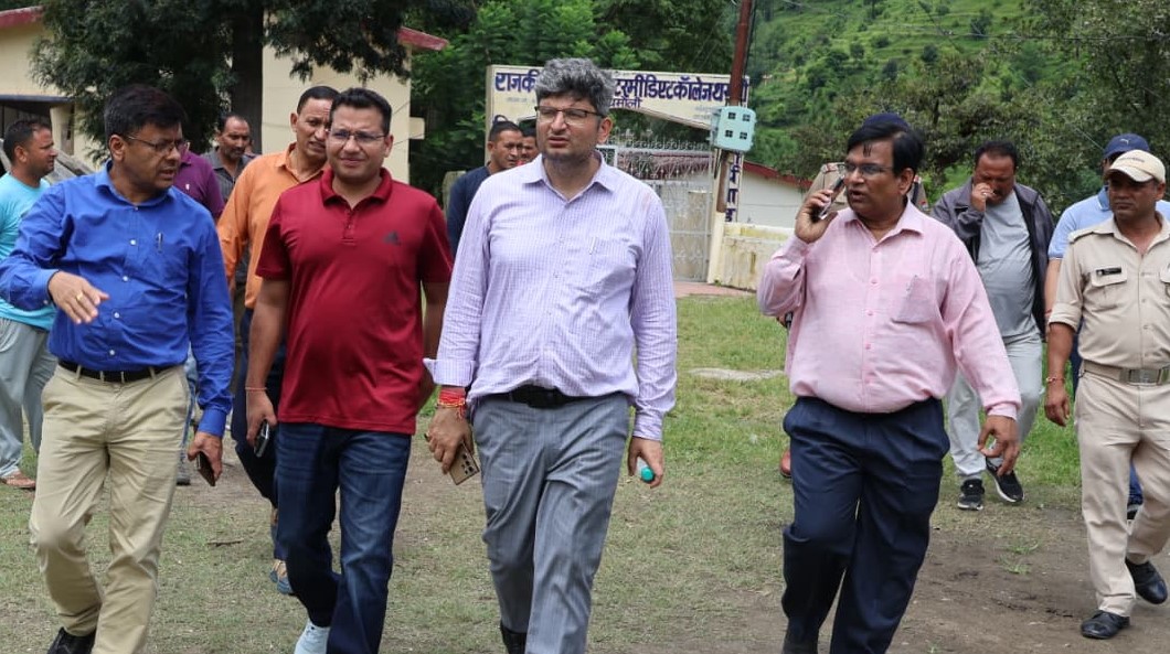 थराली आपदा प्रभावित क्षेत्र का जायजा लेते हुए डीएम संदीप तिवारी व एसपी सर्वेश पंवार। थराली आपदा प्रभावित क्षेत्र का जायजा लेते हुए डीएम संदीप तिवारी व एसपी सर्वेश पंवार।