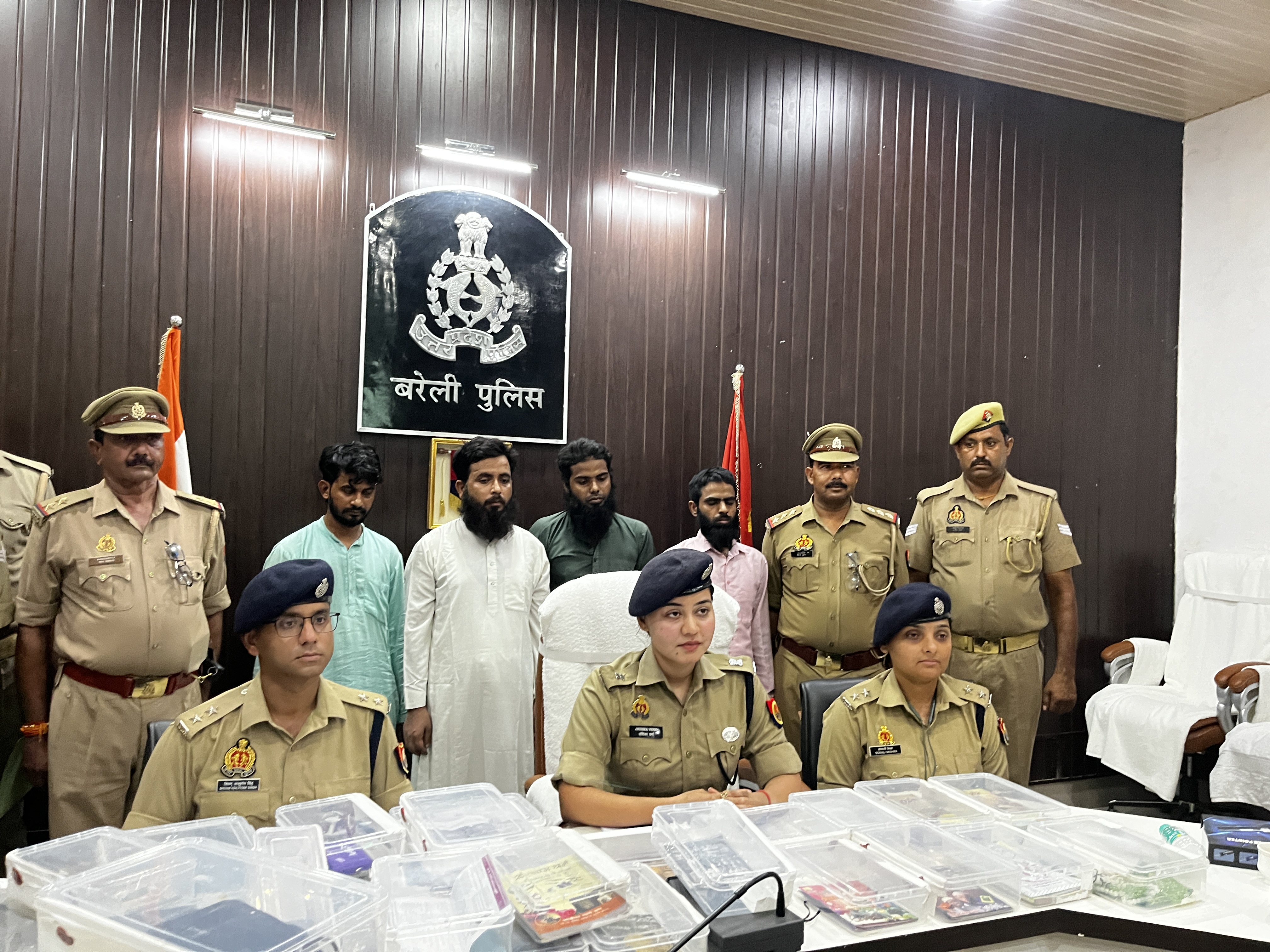 गिरफ्तार आरोपी पुलिस हिरासत में, भंडाफोड़ के बाद पेश करती बरेली पुलिस। गिरफ्तार आरोपी पुलिस हिरासत में, भंडाफोड़ के बाद पेश करती बरेली पुलिस।