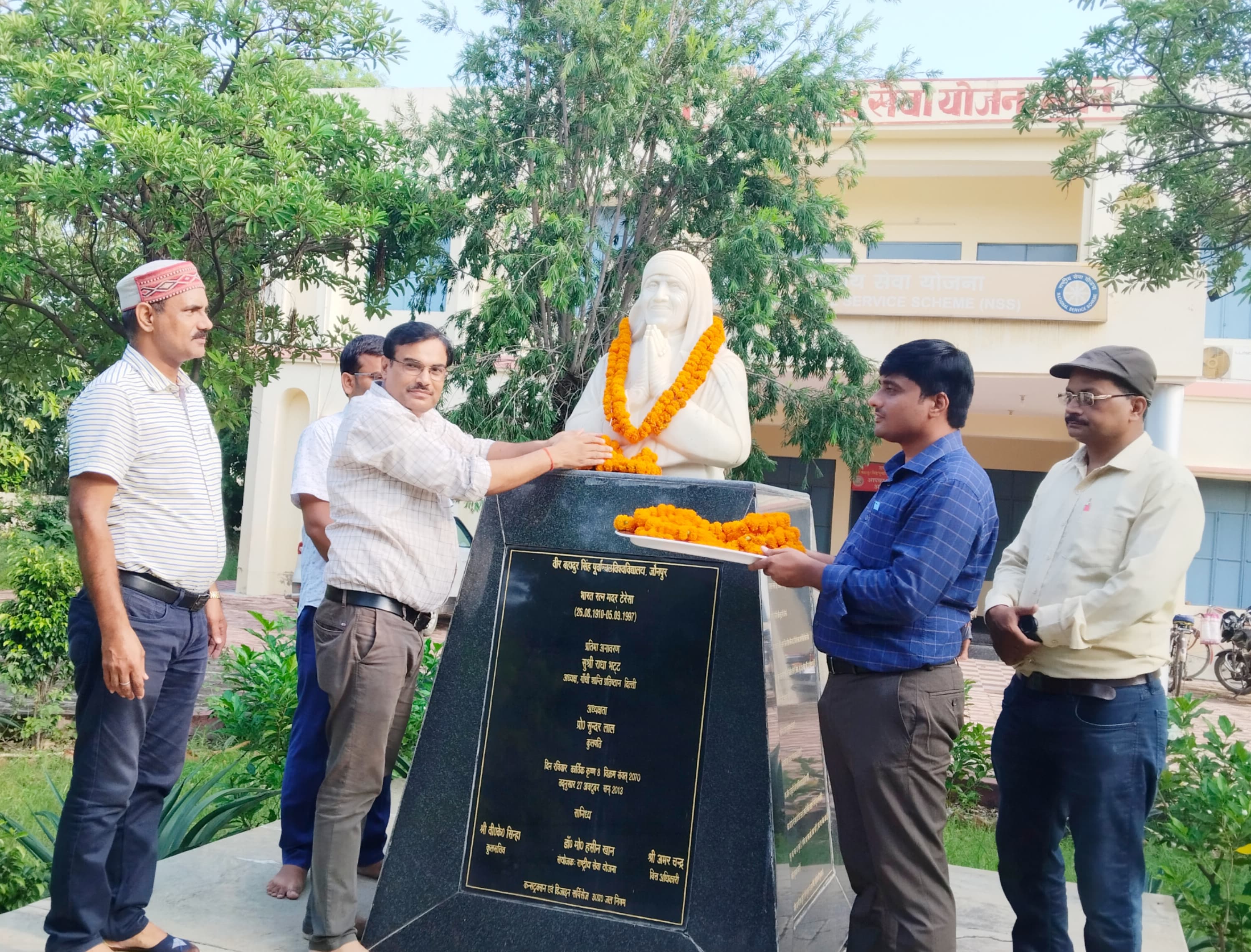 मदर टेरेसा की मूर्ति पर माल्यार्पण करते हुए शिक्षा मदर टेरेसा की मूर्ति पर माल्यार्पण करते हुए शिक्षा