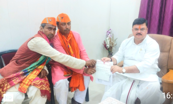 योगी सरकार की नीतियां जन-जन तक पहुंचाने अयोध्या पहुंचे साइकिल यात्री