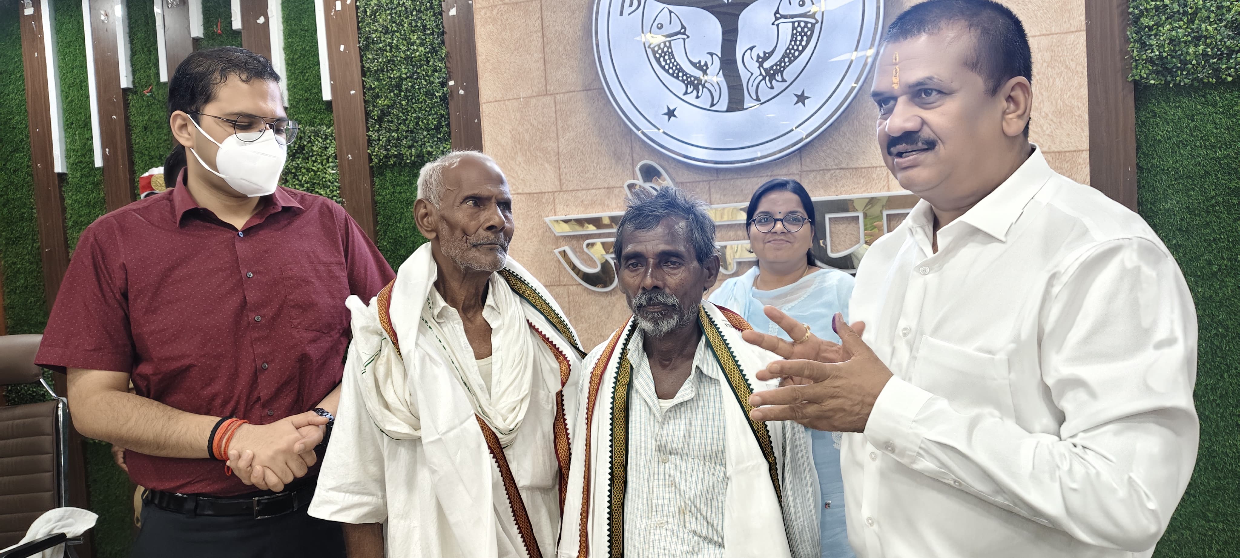 जिलाधिकारी ने महंगू व मगरूं को किया सम्मानित जिलाधिकारी ने महंगू व मगरूं को किया सम्मानित