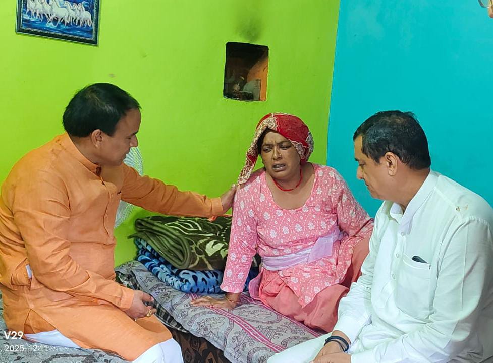 मृतक जितेंद्र कुमार के तलसारी गांव पहुंचकर मुलाकात करते गढ़वाल सांसद व स्वास्थ्य मंत्री मृतक जितेंद्र कुमार के तलसारी गांव पहुंचकर मुलाकात करते गढ़वाल सांसद व स्वास्थ्य मंत्री