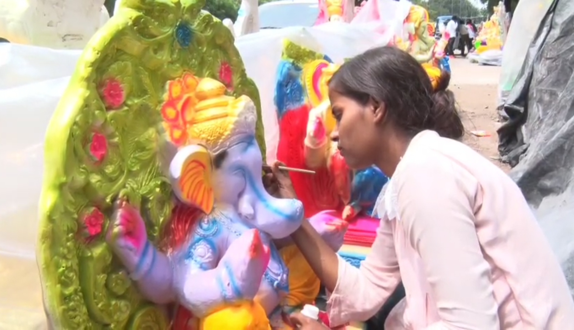 गणेश जी की मूर्ति को अंतिम रूप देती महिला शिल्पकार गणेश जी की मूर्ति को अंतिम रूप देती महिला शिल्पकार