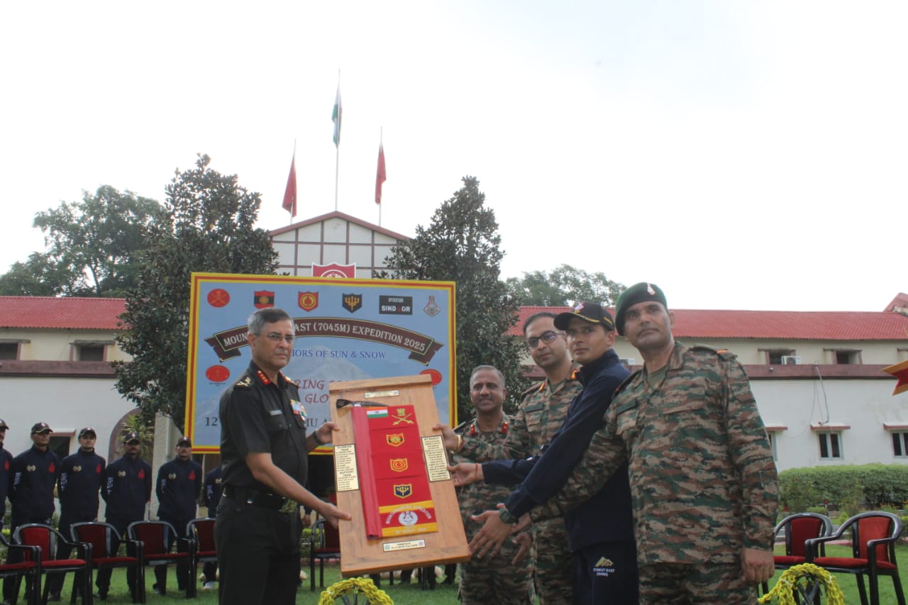 दल को फ्लैग आफ करते कमांडिंग आफिसर। दल को फ्लैग आफ करते कमांडिंग आफिसर।