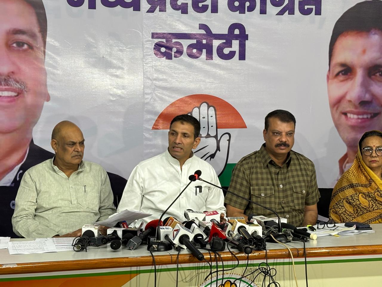 जीतू पटवारी और विधानसभा में नेता प्रतिपक्ष उमंग सिंघार ने संयुक्त पत्रकार वार्ता जीतू पटवारी और विधानसभा में नेता प्रतिपक्ष उमंग सिंघार ने संयुक्त पत्रकार वार्ता
