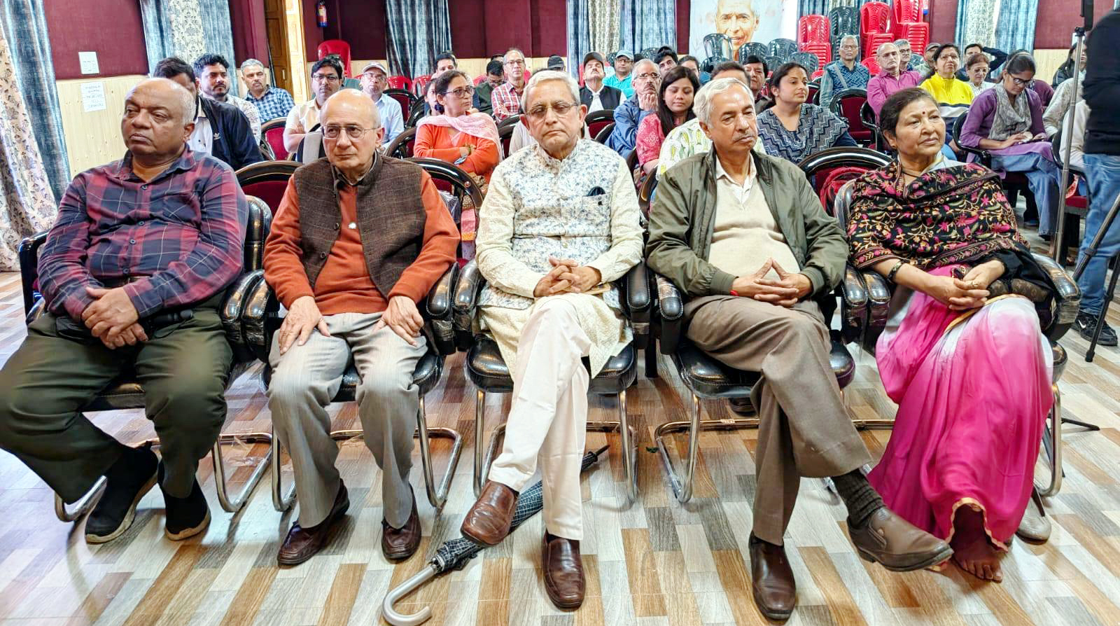 आयोजन में उपस्थित गणमान्यजन।