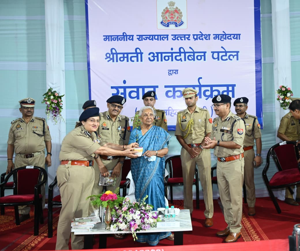 राज्यपाल आनंदी बेन पटेल ने किया गोरखपुर के 26वीं पीएसी बटालियन (पुलिस प्रशिक्षण केंद्र) का भ्रमण* राज्यपाल आनंदी बेन पटेल ने किया गोरखपुर के 26वीं पीएसी बटालियन (पुलिस प्रशिक्षण केंद्र) का भ्रमण*