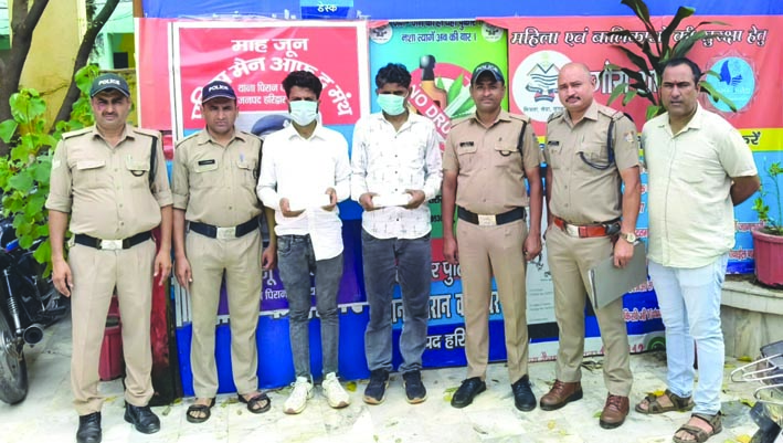 पुलिस गिरफ्त में आरोपित पुलिस गिरफ्त में आरोपित