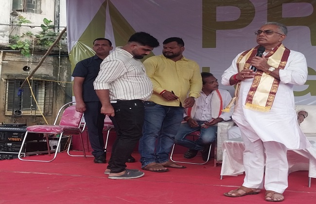 कार्यक्रम में मंच से अपनी बात रखते दिलीप घोष