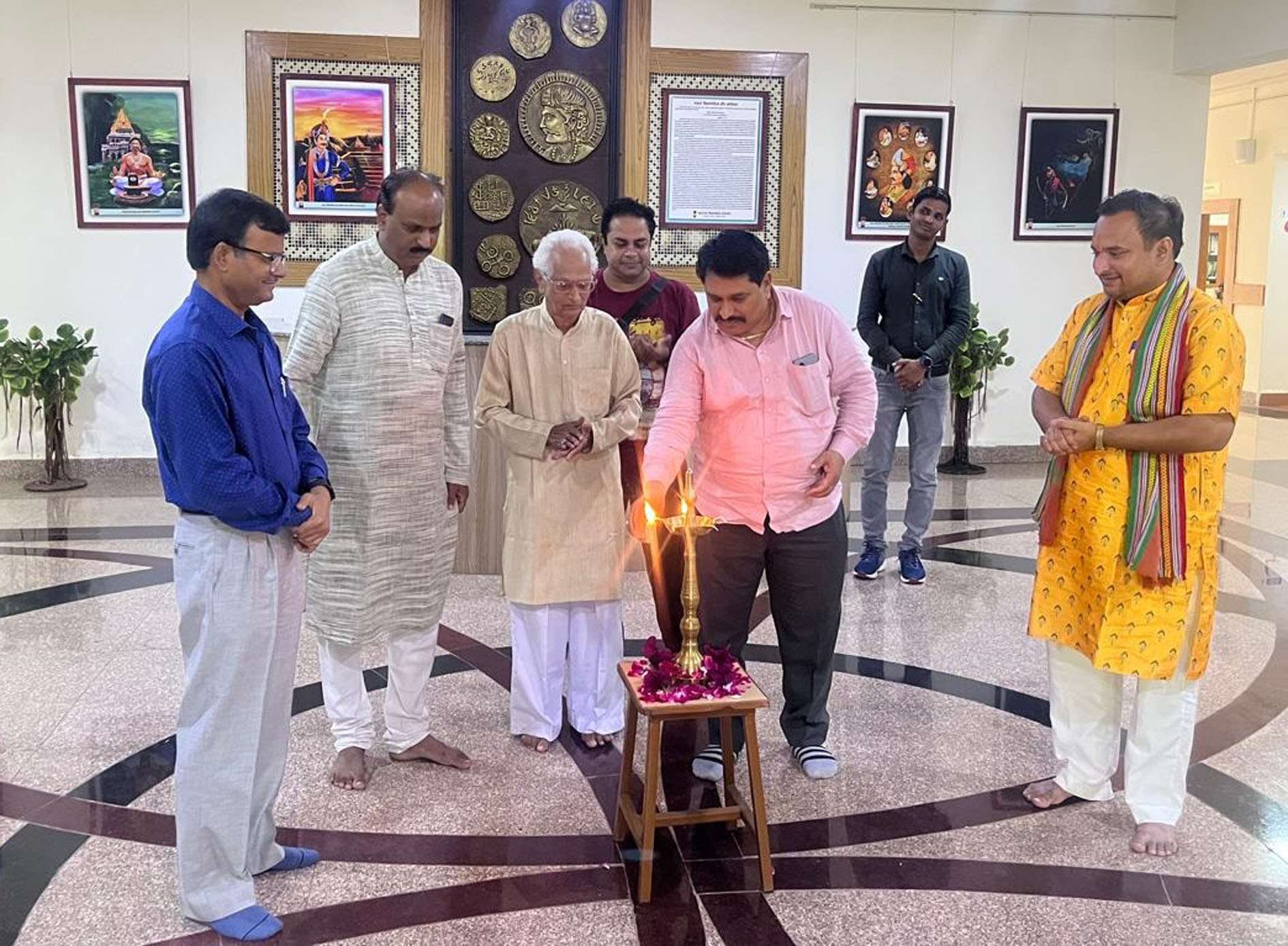 आयोध्या और सम्राट विक्रमादित्य पर आधारित चित्रकला प्रदर्शनी का हुआ शुभारंभ