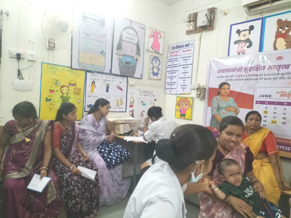 जिला अस्पताल के टीकाकरण कक्ष में स्वास्थ्य परीक्षण करती हुई गर्भवती महिलाएं।