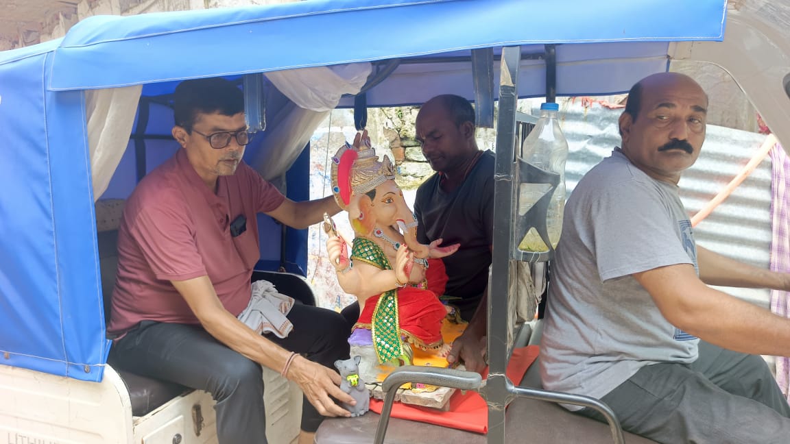 आटो रिक्शा में गणेश मूर्ति ले जाते हुए श्रद्धालु।