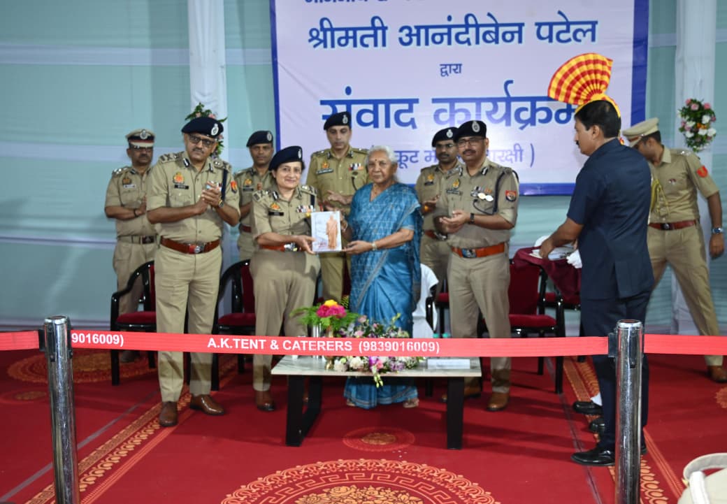 राज्यपाल आनंदी बेन पटेल ने किया गोरखपुर के 26वीं पीएसी बटालियन (पुलिस प्रशिक्षण केंद्र) का भ्रमण* राज्यपाल आनंदी बेन पटेल ने किया गोरखपुर के 26वीं पीएसी बटालियन (पुलिस प्रशिक्षण केंद्र) का भ्रमण*