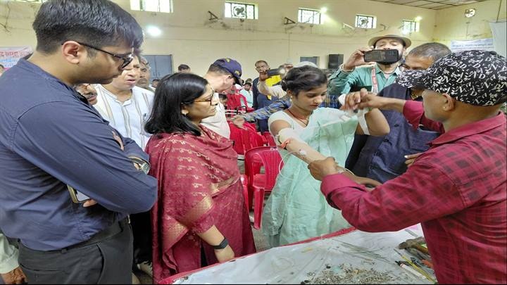 डबरा के विशाल दिव्यांग सहायता शिविर