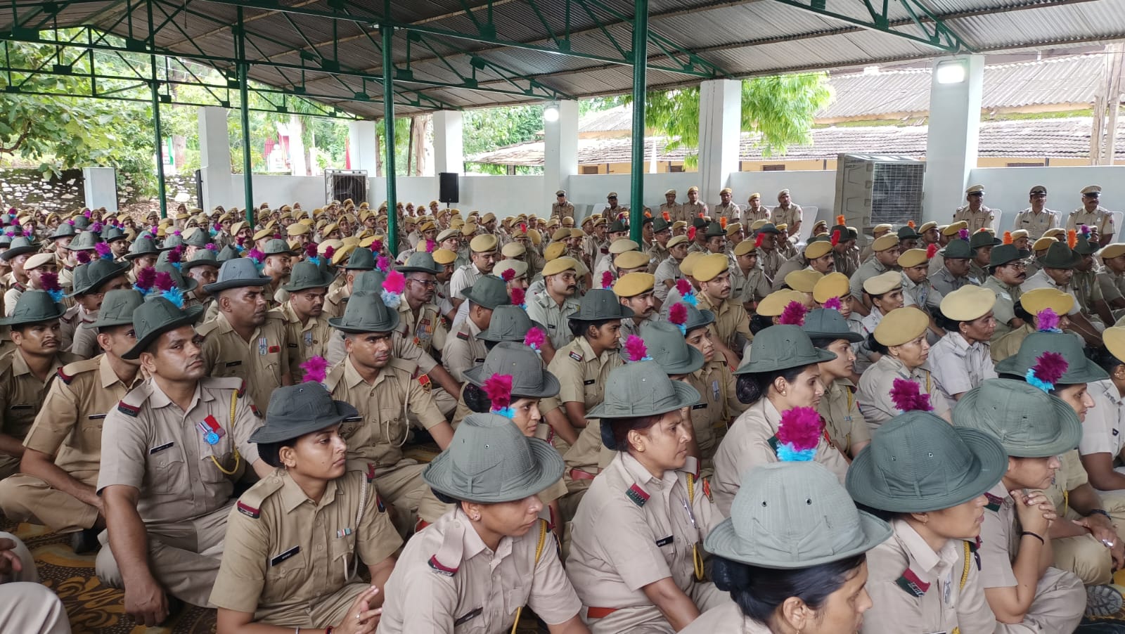 आमजन से पुलिस अधिकारियों से संवाद करते हुए