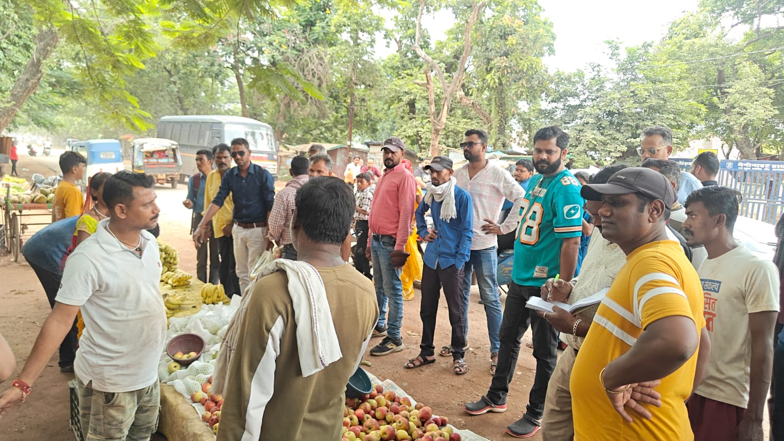 रत्नाबांधा चौक के आगे सड़क किनारे कार्रवाई करती हुई नगर निगम की टीम।