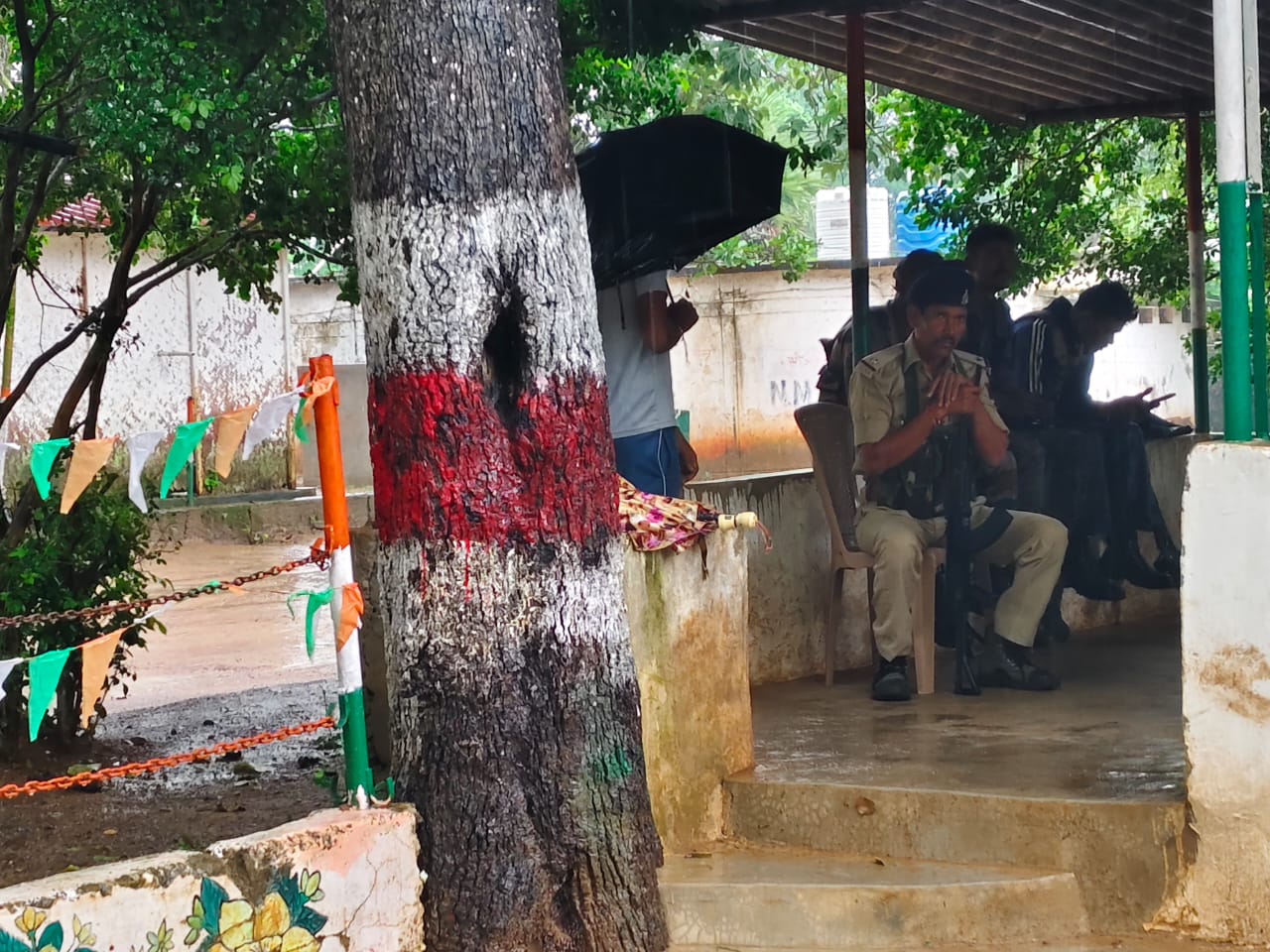 पोटा केबिन आश्रम में तैनात पुलिस कर्मी