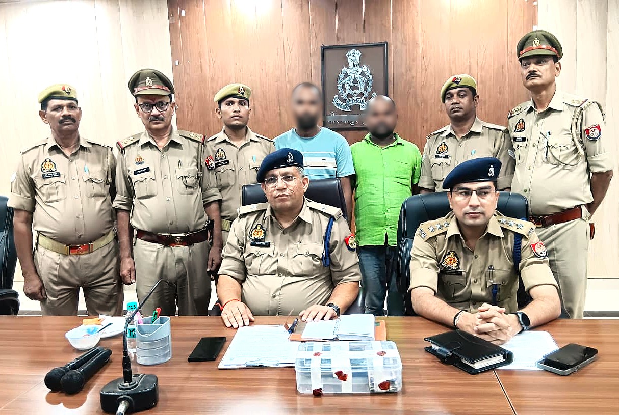 गिरफ्तार ठगों के साथ अपर पुलिस अधीक्षक नगर रितेश सिंह व अन्य। गिरफ्तार ठगों के साथ अपर पुलिस अधीक्षक नगर रितेश सिंह व अन्य।